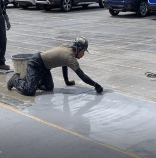 既存アスファルトやコンクリートの上に直接施工可能。