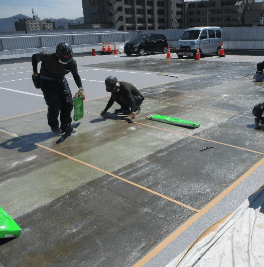 分割施工可能。営業を止めずに防水工事ができる。硬化が早く、工期短縮。